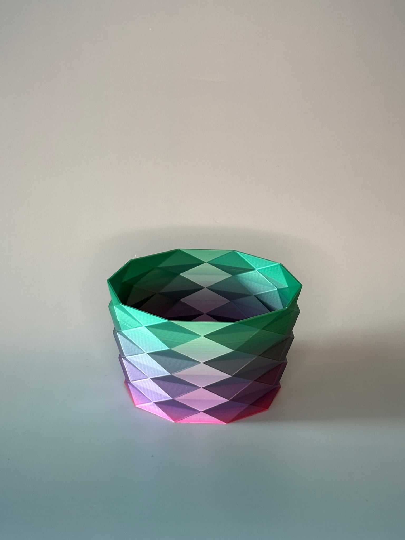 Niska doniczka geometryczna